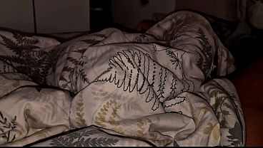 Image Compartir cama con mi hermanastro virgen no ha sido una buena idea, termino jugando con su polla dura debajo de las sabanas y frot&aacute_ndola en mi co&ntilde_o