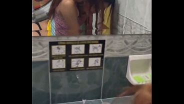 Image mientras todos estudian en los ba&ntilde_os de la universidad, sin condon