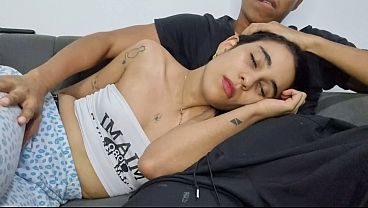 Image Hermanastros veian TV pero termin&oacute_ con corrida abundante de semen en su boca