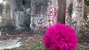 Image transando no s&iacute_tio abandonado com a menina do cabelo colorido