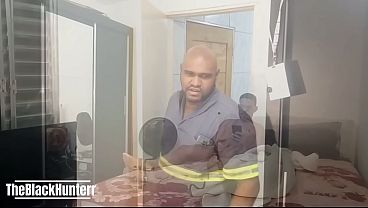 Image Trabalhador Urs&atilde_o Mamando seu Colega de Alojamento