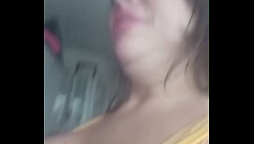 Image Gostosa brasileira em clima de Copa do Mundo mostrando os brinquedos sexuais e rebolando tarada