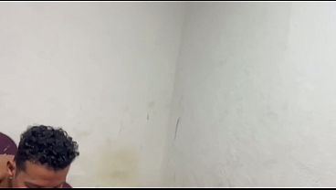 Image SURFISTA ENCONTROU DOIS PRETOS NA PRAIA E LEVOU PARA DAR SEU RABO PARA OS DOIS PAUZUDOS