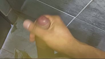 Image Punheta muito gostosa do corno no banheiro p&uacute_blico