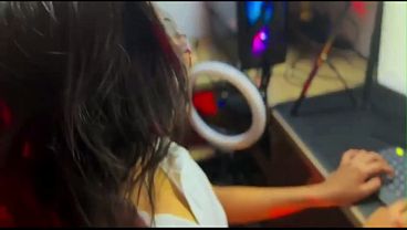 Image le dice al novio que hoy llega tarde por que tiene mucho trabajo