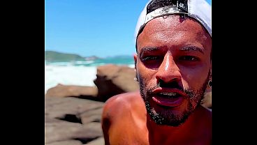 Image Estourando um cuzinho guloso nas rochas da praia