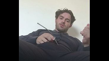 Image Tatuado em roupa social se divertindo sozinho em seu sof&aacute_